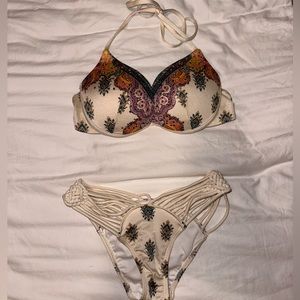 Victoria’s Secret bombshell bikini